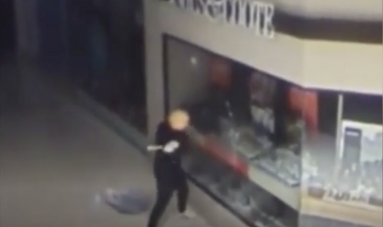 Un hombre atraca un centro comercial con una máscara de Donald Trump