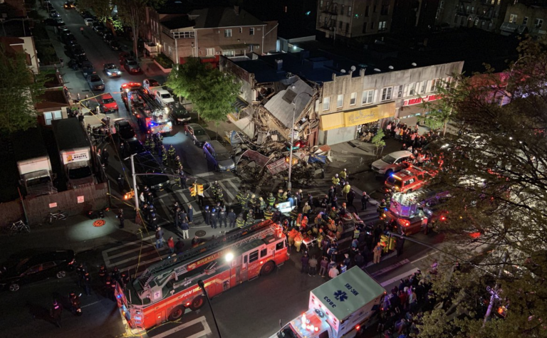 Se desploma un edificio en Nueva York tras el impacto de un coche contra su fachada