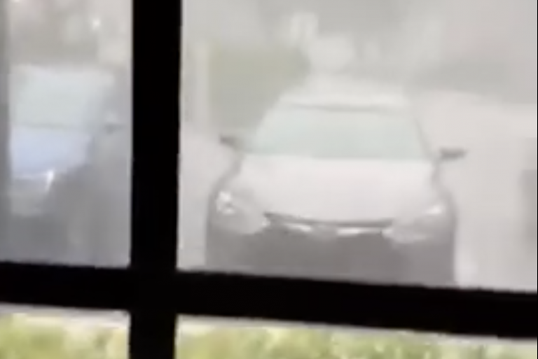 Se acerca a la ventana para grabar una tormenta y capta un peligroso rayo