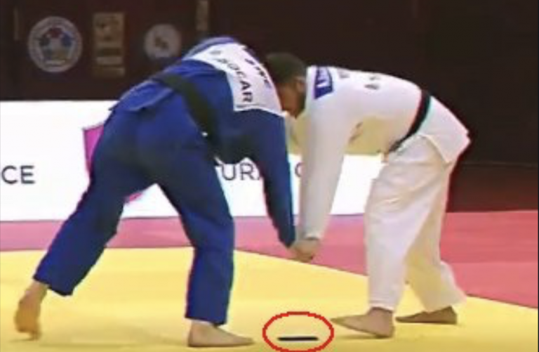 Un judoka es descalificado después de que se le caiga el móvil en pleno combate