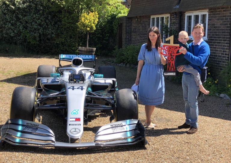 Lewis Hamilton envía su Mercedes a la casa de un niño con cáncer