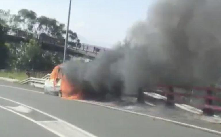 Graban una furgoneta en llamas circulando sin control por una autopista de Bilbao