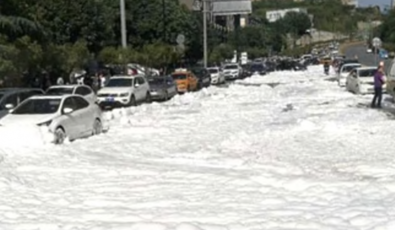 Toneladas de espuma blanca emergen del alcantarillado y cubren una carretera en China