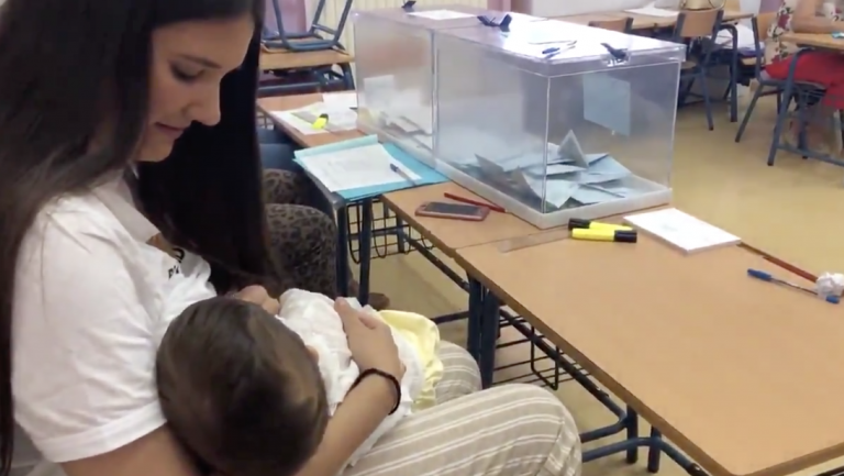 Una presidenta de mesa amamanta a su hijo en pleno colegio después de que la Junta Electoral desestimara su recurso