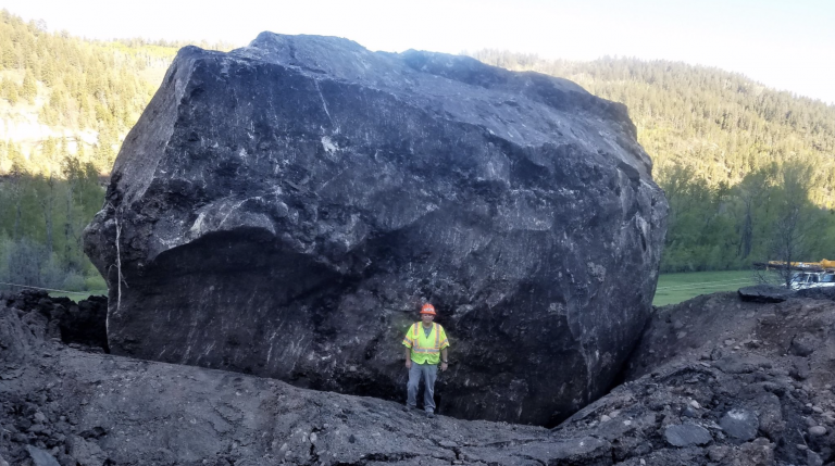 Una roca gigante se desprende de la montaña y cae sobre una carretera