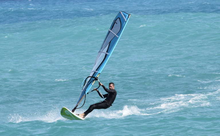 Un windsurfista muere al estrellarse contra un ferry a 60 km/h