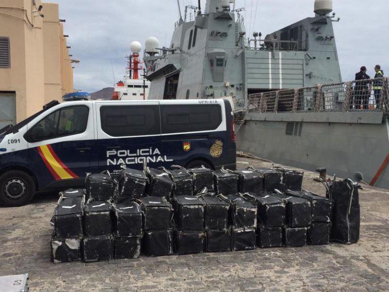 La Policía intercepta un pesquero cargado con 1.500 kilos de cocaína en aguas internacionales cercanas a Canarias