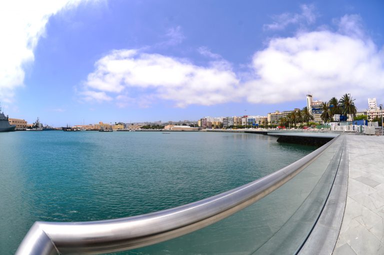 El Ayuntamiento abre al público el Frente Marítimo del Muelle de Santa Catalina situado junto a la Base Naval