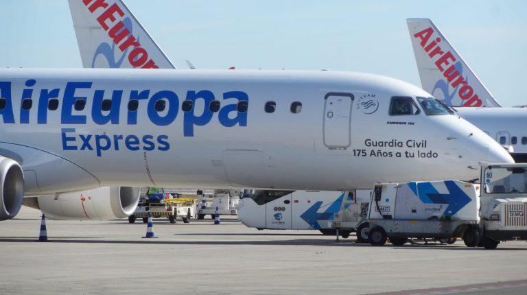 Air Europa bautiza un avión con el nombre de la Guardia Civil