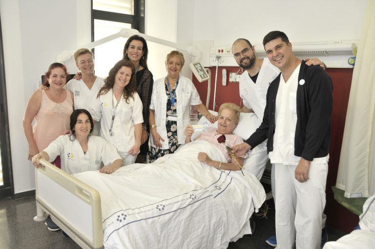 Los pacientes del Hospital Dr. Negrín reciben rosas para conmemorar el Día Internacional de la Enfermería