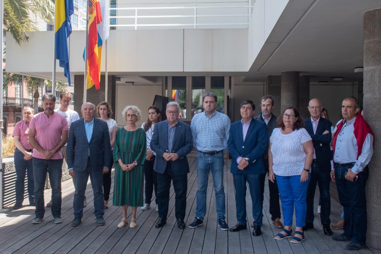 El Cabildo guarda un minuto de silencio en repulsa por el asesinato machista en Arinaga