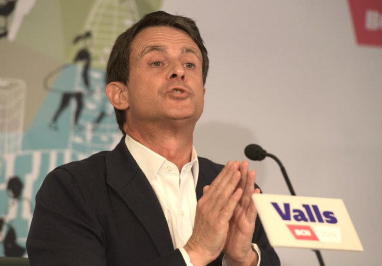 Valls enfada a Rivera al ofrecer sus votos para hacer alcaldesa a Colau