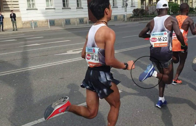 Un atleta camufla sus zapatillas Nike para que parezcan de su sponsor (Adidas) en una maratón