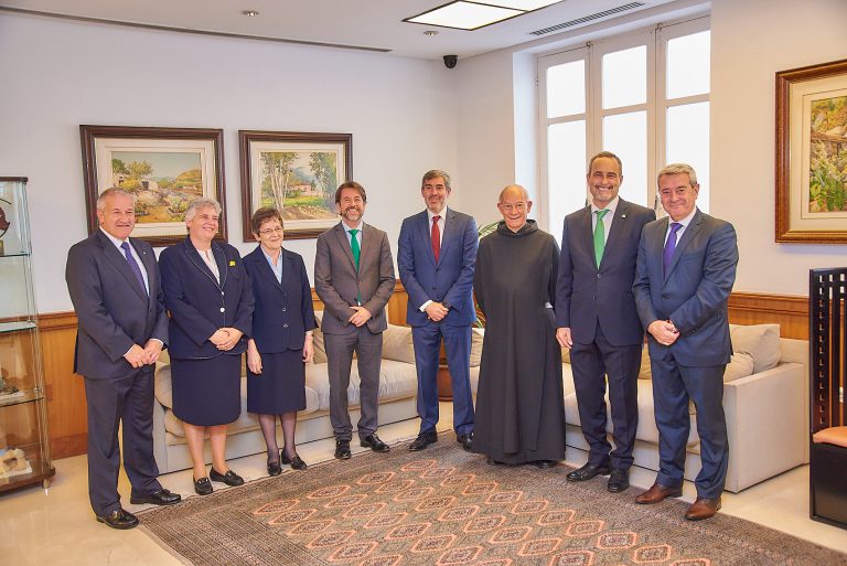 El Cabildo entrega la Medalla de Oro de la Isla a las Hermanas Hospitalarias-Complejo Acamán y al Hospital San Juan de Dios