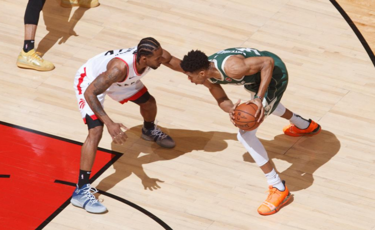 Dos prórrogas y un Leonard sobrehumano para parar a los Bucks en las Finales del Este