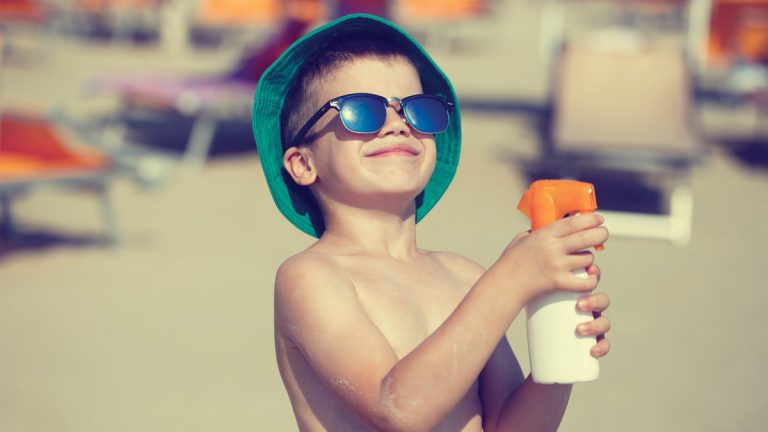 La OCU pide la retirada de varias cremas solares infantiles