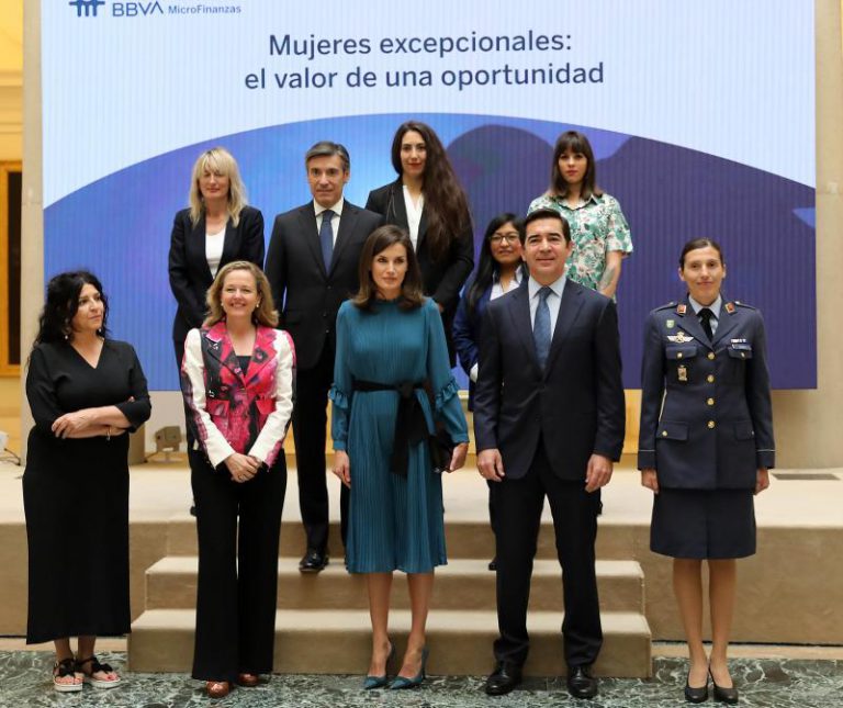 La Reina preside un debate con seis mujeres que triunfan en sectores tradicionalmente masculinos