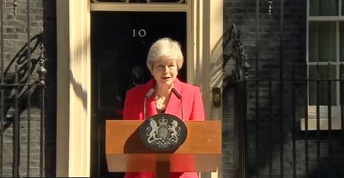 Theresa May no logra contener las lágrimas al anunciar su dimisión