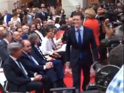 Encuentros incómodos en la celebración del 2 de mayo: Pablo Casado (PP) con Ángel Garrido (Cs) y Monasterio (Vox) con Errejón (Más Madrid)