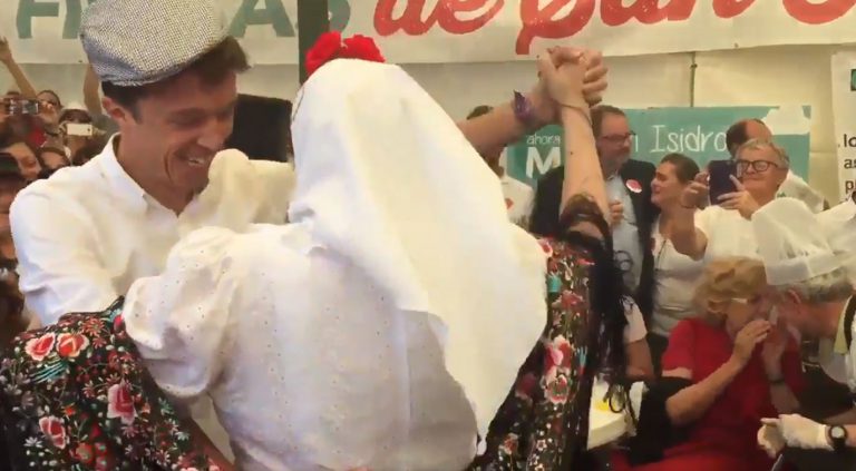 Los candidatos por Madrid se visten de chulapos y cantan y bailan chotis para pedir el voto en San Isidro