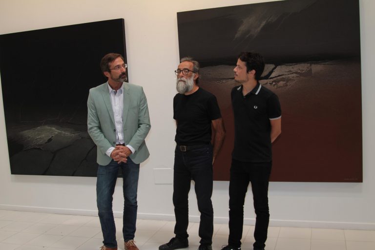 Ildefonso Aguilar reúne sus últimos trabajos pictóricos, fotográficos y audiovisuales en la exposición “Entre Islas”