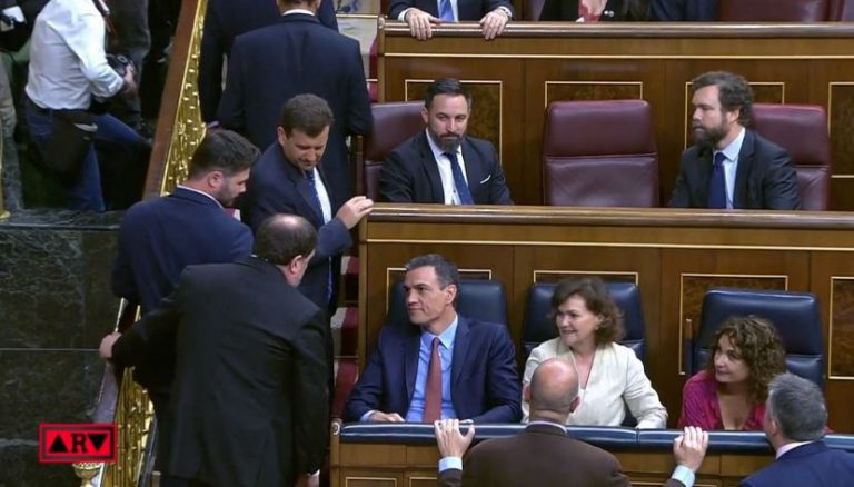 Sánchez y Junqueras quedan en “hablar” tras saludarse en el Congreso