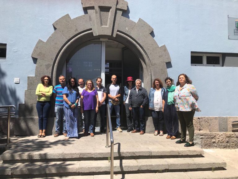 El Ayuntamiento guarda un minuto de silencio en memoria de la mujer asesinada ayer en Agüimes