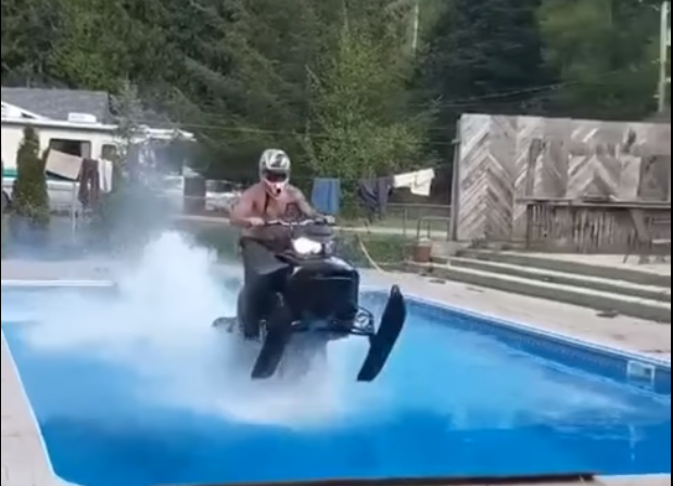 Un joven prueba su moto de agua en la piscina y roza la tragedia