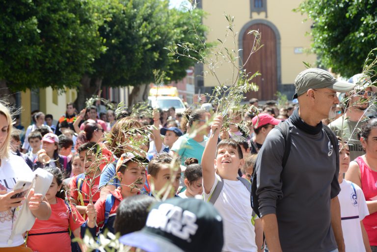 Caracolas, tambores y cajas de guerra sonaron en la ‘Ruta de las Marías’ desde la Montaña de Vergara hasta el pórtico de la Iglesia de Santa María de Guía