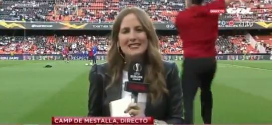 Una reportera de ‘Gol’ se lleva un brutal pelotazo en directo en Mestalla