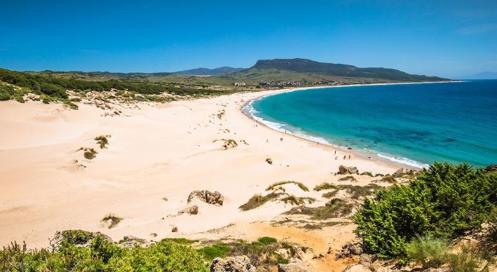 Andalucía propone que no se pueda fumar en sus playas