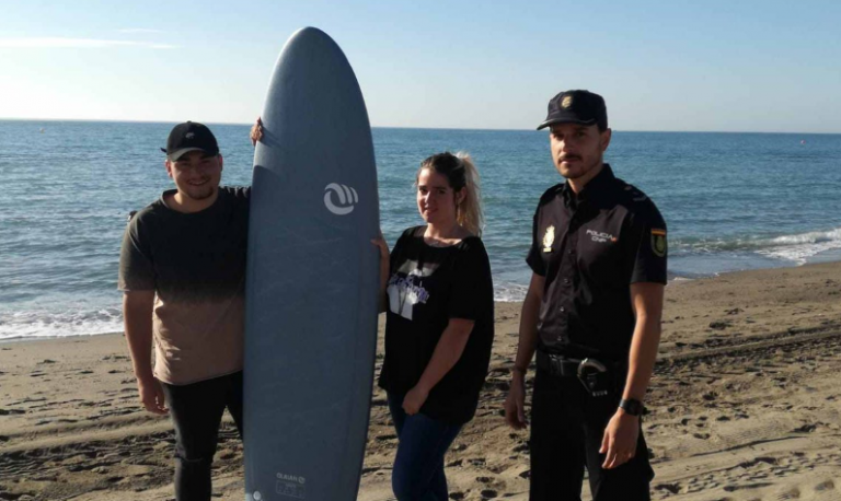 Un Policía Nacional fuera de servicio se lanza al mar en su tabla de surf y rescata a una pareja