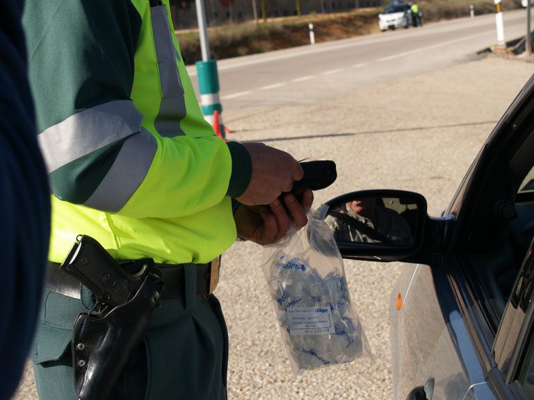 Casi un conductor diario da positivo por alcohol en Granada