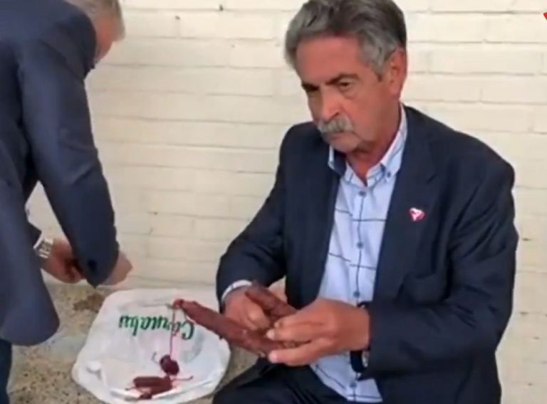 Revilla reparte chorizo durante la avería de un tren que había partido desde Cantabria