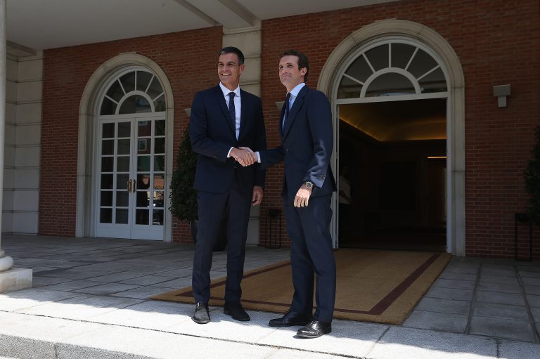 Casado avisa en Moncloa que hará una «oposición fuerte» ante un «Gobierno débil»