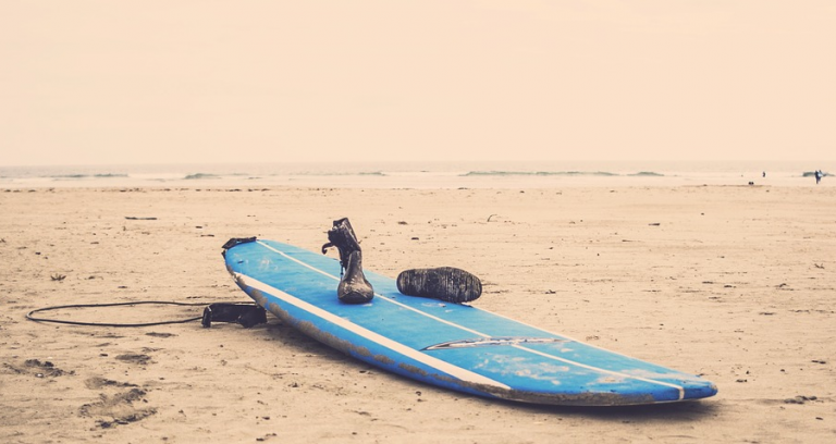 Un tiburón siembra el pánico en una clase de surf en la costa francesa