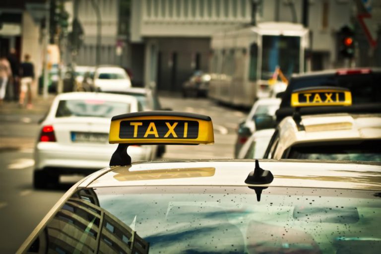 Tres estudiantes atropelladas en Valencia por un taxista que dio positivo en un control de drogas