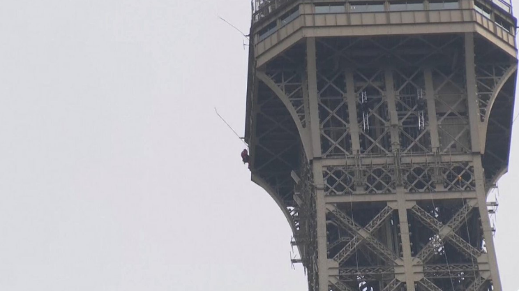 Detienen al hombre que escaló la Torre Eiffel y provocó su cierre