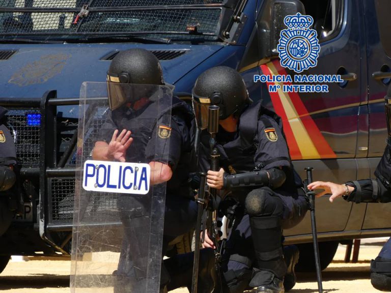 Exhibición policial de distintas unidades ante escolares de Granada