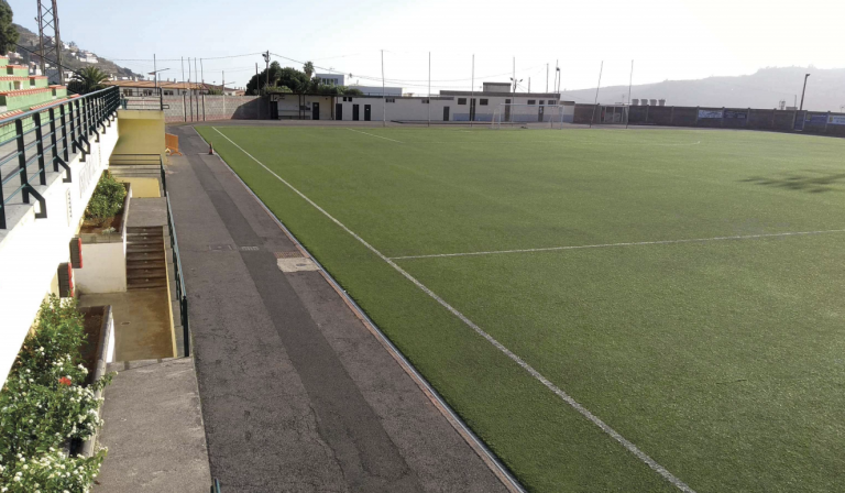 Nuevo césped artificial para el campo del fútbol del ‘Estadio El Pino’