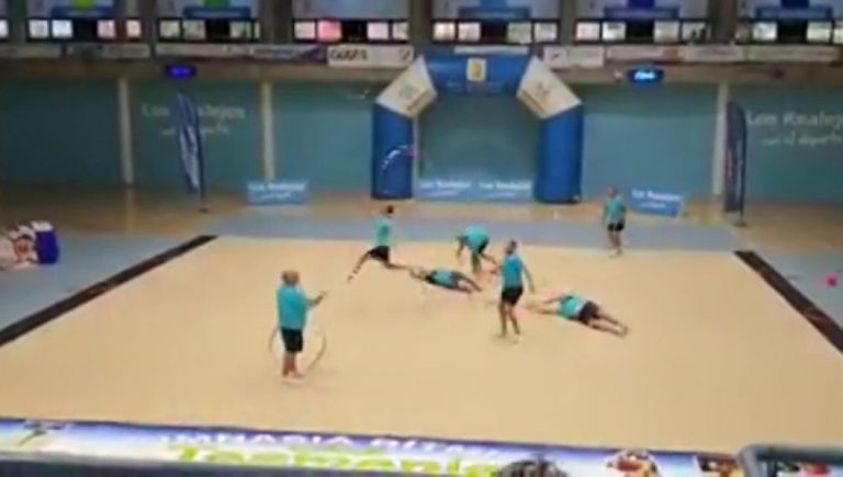 Unos padres sorprenden a sus hijas con un ejercicio de gimnasia rítmica y el vídeo se convierte en viral