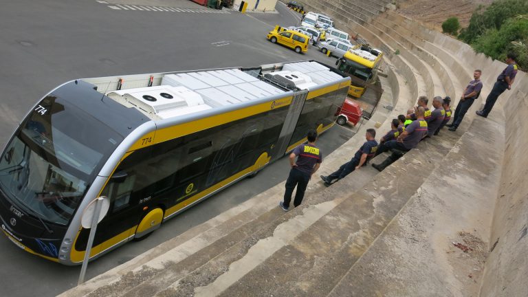 Guaguas Municipales explica a los bomberos las características y elementos de seguridad de sus vehículos de última generación