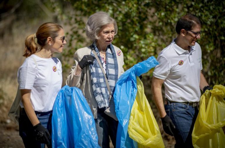 La reina Sofía, con guantes y recogiendo basura