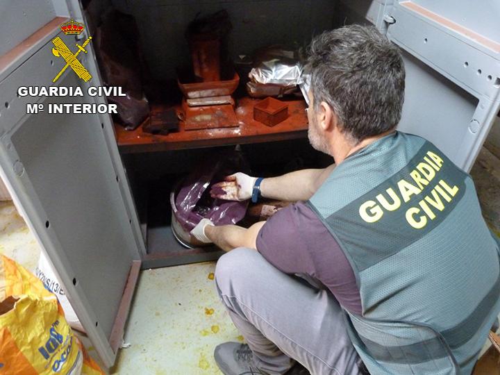 La Guardia Civil requisa 300 toneladas y 39.000 litros de alimentos y bebidas falsificados