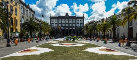 El Ayuntamiento elabora una alfombra de flores de 632 metros cuadrados para celebrar el Corpus el próximo domingo en Vegueta