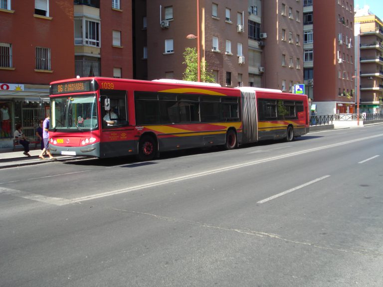 Un chófer de autobús lleva a una pasajera a urgencias por no haber ambulancias en Sevilla