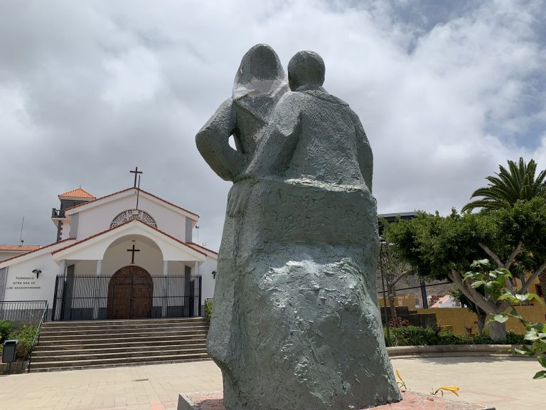 El Ayuntamiento restaura la escultura “Los Viejos de Gáldar” de la Plaza de Barrial