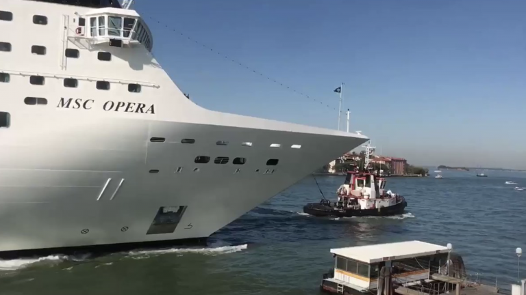 Pánico en Venecia: Un crucero choca contra un barco turístico