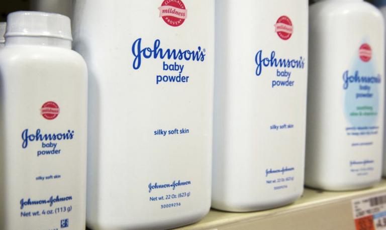 Johnson & Johnson condenada a pagar 325 millones a mujer que padeció cáncer tras usar sus polvos de talco