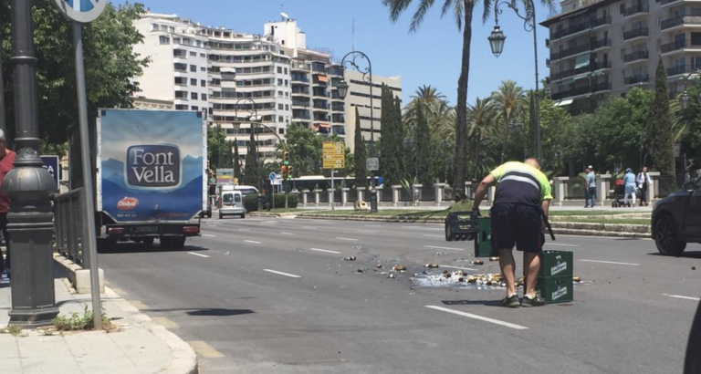 Un camionero pierde parte de la carga de cervezas en plena avenida de Palma